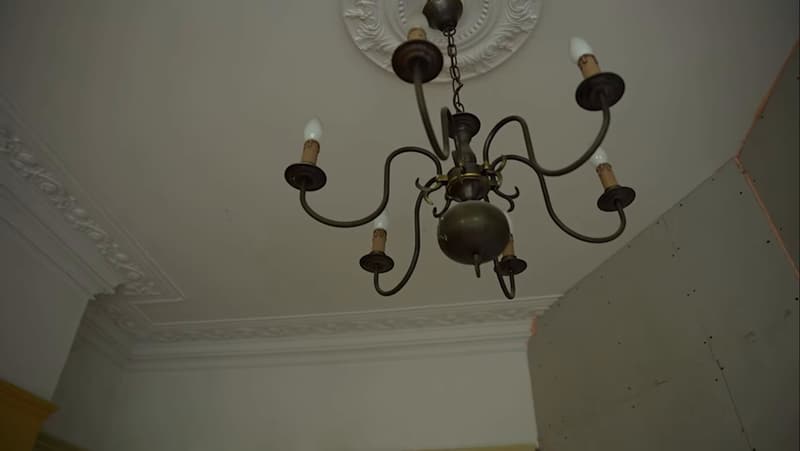 Original ceiling rose and cornicing with a chandelier, kept for the refurbishment